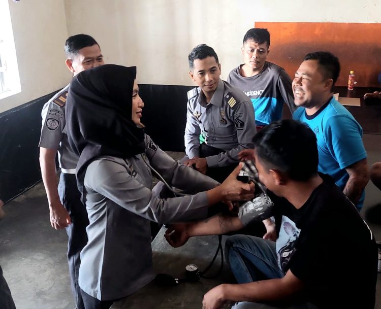 Upaya Deteksi Dini, Petugas Kesehatan Lapas IIB Selong Rutin Lakukan Pelayanan Kesehatan terhadap Warga Binaan