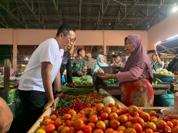 Penjabat Bupati Lombok Timur, HM. Juaini Taofik, saat berdialog langsung dengan pedagang di lokasi pasar.