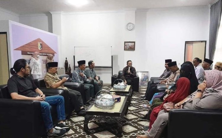 Penjabat Bupati Lombok Timur, HM. Juaini Taofik didampingi olah sejumlah OPD saat memberikan bantuan kepada menyerahkan bantuan sembako dan modal usaha kepada dua istri tersangka tindak terorisme.