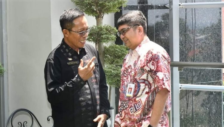 Penjabat Bupati Lombok Timur HM. Juaini Taofik Saat mengunjungi Kepala OJK NTB di Kantor OJK di Mataram.