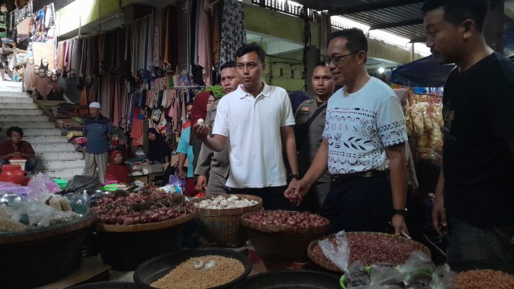 Penjabat Bupati Lombok Timur HM. Juaini Taofik, saat melakukan blusukan di pasar Masbagik. Untuk meninjau langsung harga bahan pokok, pada Jumat (26/1).