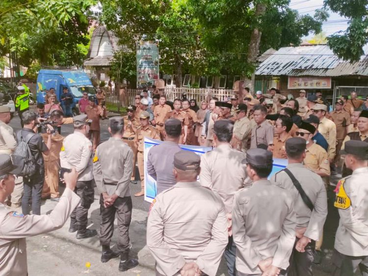 Forum Komunikasi Kepala Desa (FKKD) Lombok Timur melakukan aksi ke kantor Badan Pengawas Pemilihan Umum (Bawaslu) Lombok Timur pada Senin (29|1). 