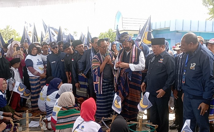 Sapa Penenun Kain Tradisional, Surya Paloh Tampung Banyak Keluhan