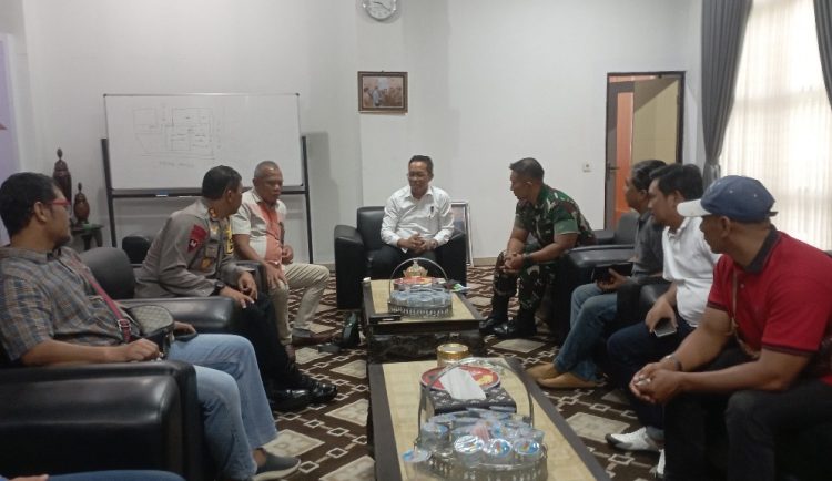 Penjabat Bupati Lombok Timur HM. Juaini Taofik bersama Kapolres, Dandim dan Bulong Lotim, saat berdialog bersama perwakilan para peternak ayam petelur, diruang Bupati Lotim mencari solusi terkait sulit dan mahalnya komoditi jagung. Rabu (24/01).