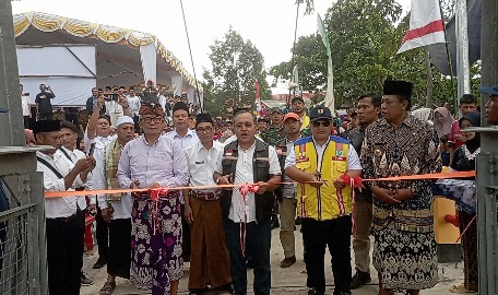 Tampak Anggota Komisi V DPR RI Suryadi Jaya Purnama (SJP), perwakilan PUPR RI, Kadis PMD Lombok Timur, saat melakukan peresmian Jambatan Gantung di Kecamatan Aikmel.