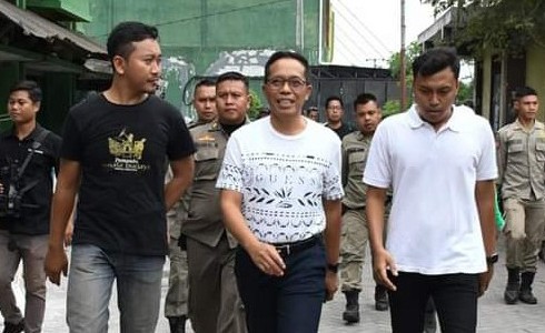 Penjabat Bupati Lombok Timur HM. Juaini Taofik, didampingi Kabag Humas dan PKP dan Kapan Pasar Masbagik.