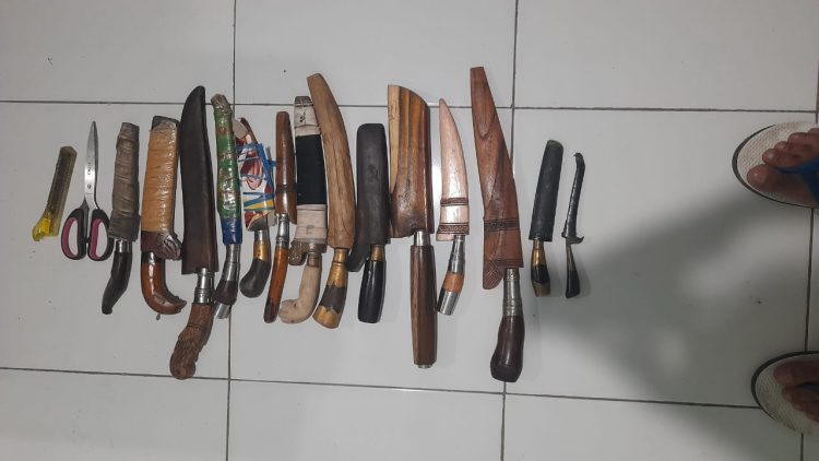 Pihak Polres Lombok Timur berhasil mengamankan sejumlah senjata tajam yang dibawa sejumlah masyarakat yang akan menuju lokasi kegiatan Bau Nyale, di Kalimantan Kecamatan Jerowaru.
