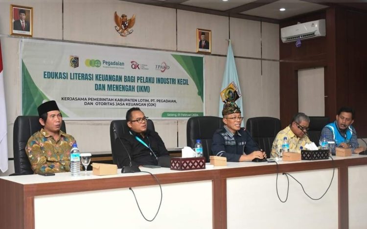 Penjabat Bupati Lombok Timur, HM. Juaini Taofik, saat menandatangani Memorandum of Understanding (MoU) dengan dua BUMN dan Perguruan Tinggi Swasta (PTS). berlangsung di Kantor Bupati Lotim.