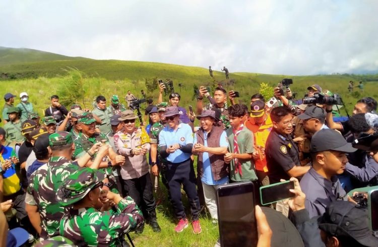 Pj Bupati Lotim Lepas Ratusan Burung Kutilang Ke Alam Bebas di Kawasan Rinjani