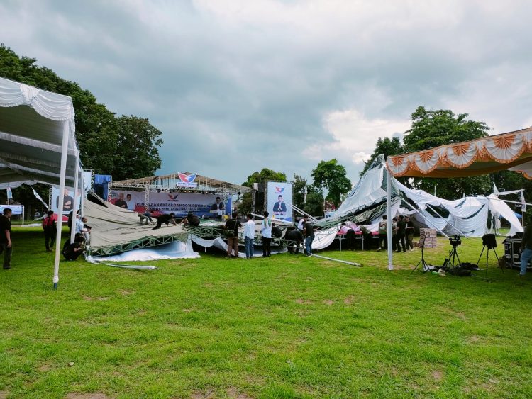 Terop Lokasi Kampanye TGB Untuk Ganjar-Mahfud Dirobohkan Angin Puting Beliung di Lapangan Nasional Selong