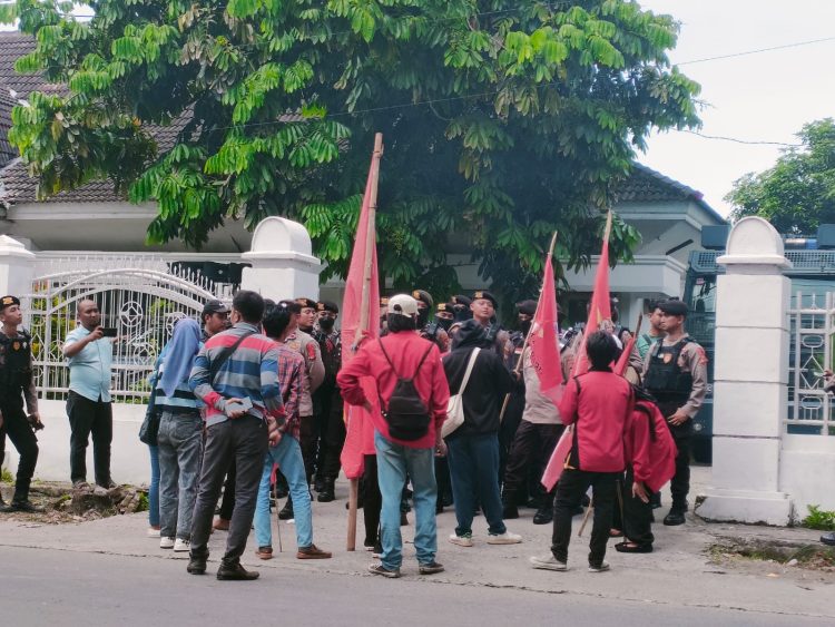Komisioner KPU Lotim Baru Dilantik Disambut Demo Mahasiswa Demo Kantor KPU Lotim