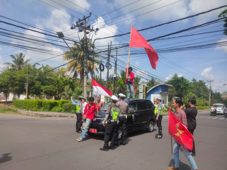 Dua Mobil Randis Disandera Mahasiswa Aksi di Lotim Tuntut PSU Ulang 