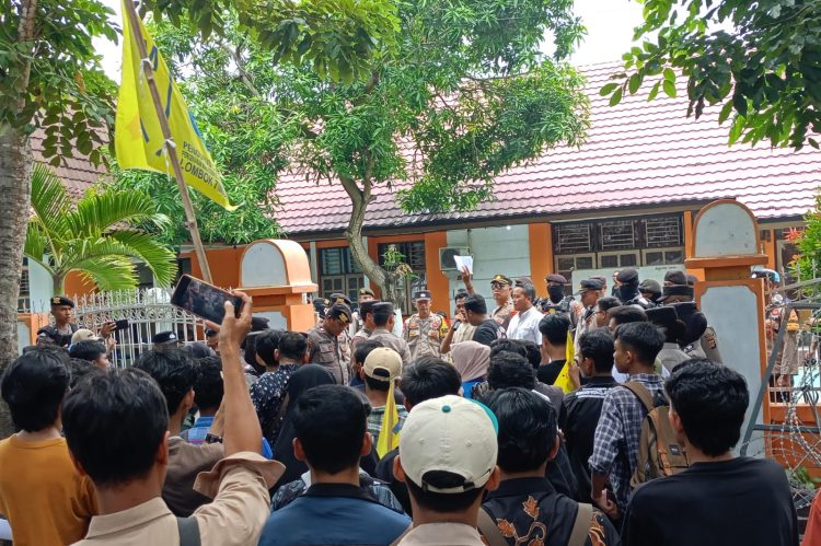 Aksi Gabungan Aktivis Lotim, Bawaslu Lotim Dituding Macan Ompong, KPU Berlagak Bawaslu 