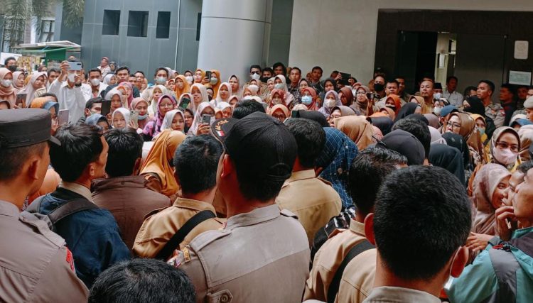 Guru Honorer Buat Pemkab Lotim Kelimpungan