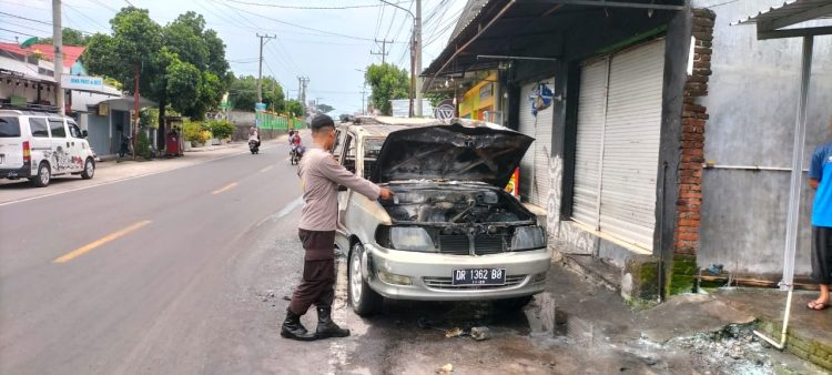 Mobil Kijang Terbakar di Lombok Timur