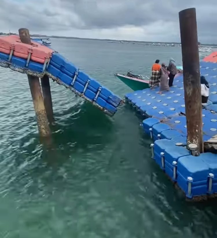 Jembatan Terapung Pulau Maringkik Ambruk