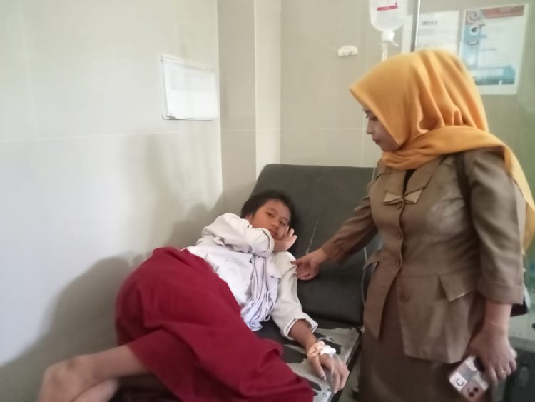Belasan Siswa SDN di Loteng Keracunan Minum Es dan Jelly