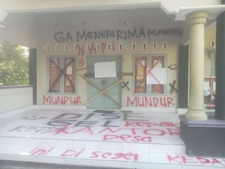Tolak Kades Mantan Narapidana, Kantor Desa Nyiur Tebel di Lombok Timur Disegel Warga