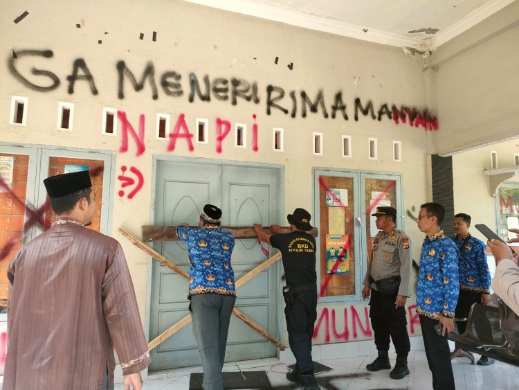 Camat Sukamulia Buka Segel Kantor Desa Nyiur Tebel, Kades Dilarang Masuk Kantor