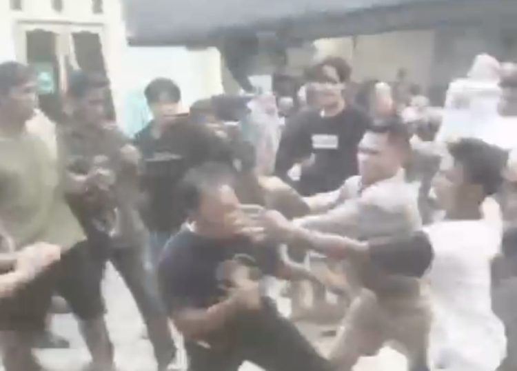 Massa Pro dan Kontra Kecimol Bentrok di Kantor Gereneng Lombok Timur