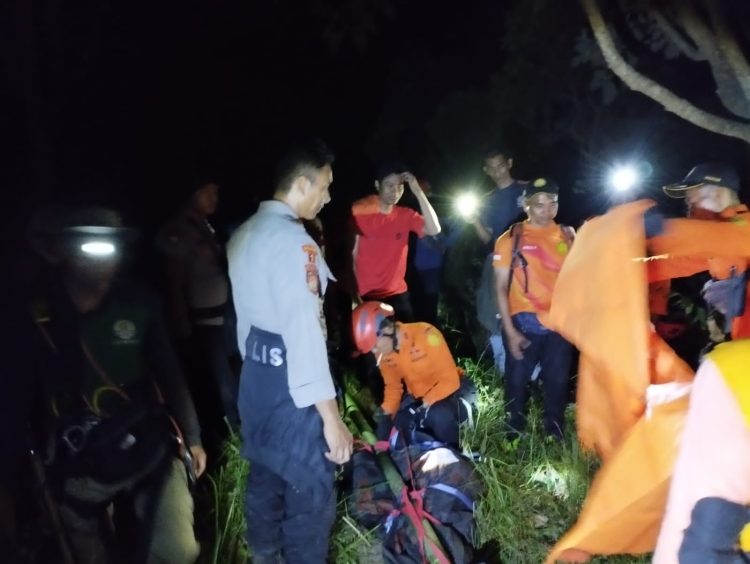 Tim SAR Berhasil Evakuasi WNA di Bukit Anak Dara