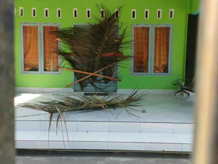 Prahara Kantor Nyiur Tebel Disegel, Pj Bupati Lotim Lempar Bola Panas Ke Camat Sukamulia