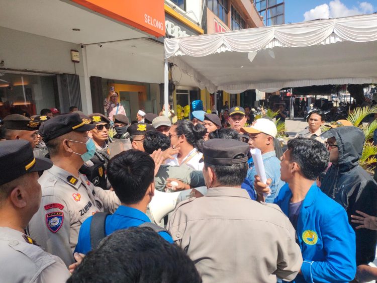 Polisi vs Mahasiswa Nyaris Saling Pukul Aksi Unjuk Rasa di Kantor BNI Selong