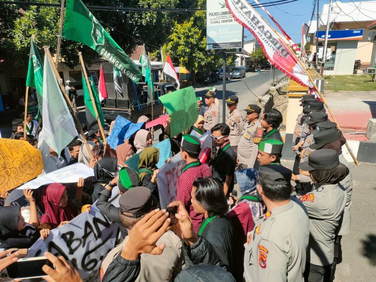 Mahasiswa Unjuk Rasa di Mapolres Lotim, Tuntut Lima Aktivis HMI Dibebaskan