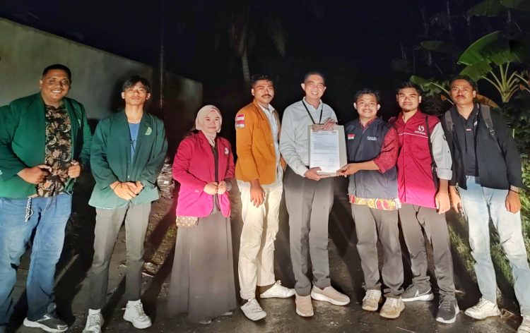 BEM Nusantara NTB Serahkan Surat Pernyataan Kepala LLDIKTI Wilayah VIII di Labuhan Haji
