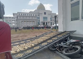 Gerbang Kantor Gedung Putih Loteng Dirusak Pendemo
