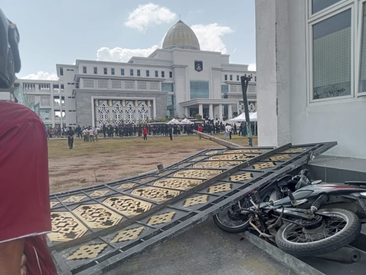 Gerbang Kantor Gedung Putih Loteng Dirusak Pendemo