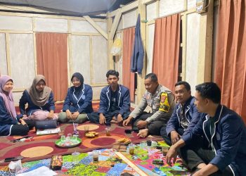 Lakukan Patroli, Bhabinkamtibmas Desa Seruni Mumbul Sambangi Posko KKN ITSkes Muhammadiyah