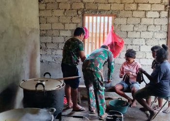Satgas TMMD Kodim 1801-01/Manokwari Memasak Di Dapur Lapangan, Warga Kwau Antusias Membantu