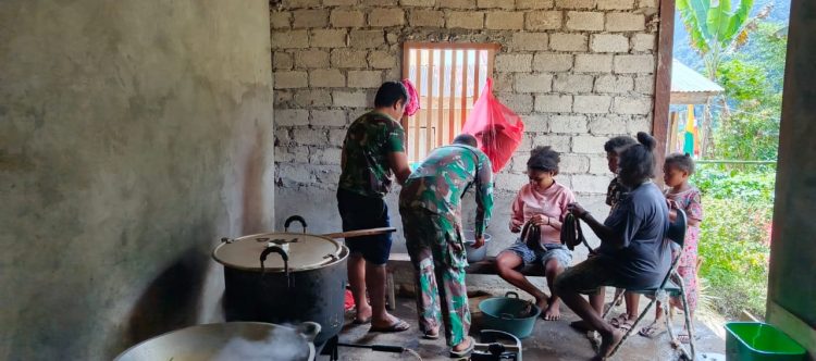 Satgas TMMD Kodim 1801-01/Manokwari Memasak Di Dapur Lapangan, Warga Kwau Antusias Membantu
