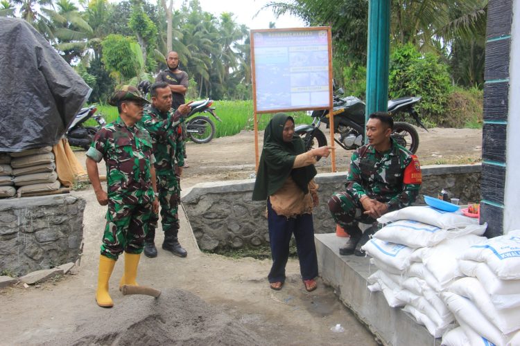 Letkol Inf Bayu Sigit Dwi Untoro Kunjungi Penerima Bantuan RTLH dalam program TMMD ke-121
