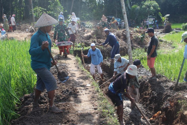 Program TMMD di Desa Loyok Kecamatan Sikur, Warga Antusiasme Sangat Tinggi