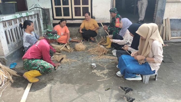 Kegiatan Non Fisik, Babinsa Desa Loyok Komsos Dengan Pengrajin Anyaman Bambu
