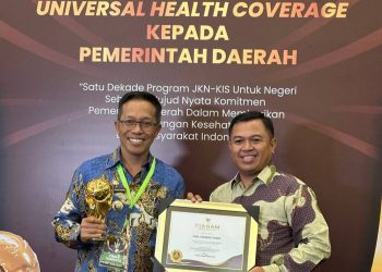 Pj Bupati Lombok Timur Terima UHC Award