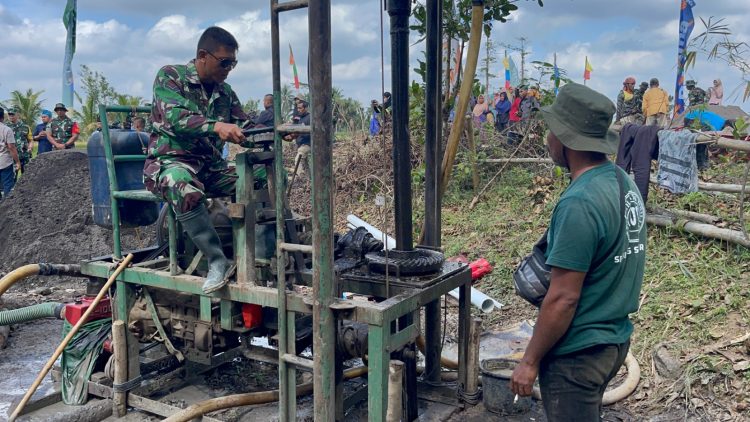 Program TMMD ke-121, Kodim 1615/Lotim Buat Sumur Bor di Desa Loyok