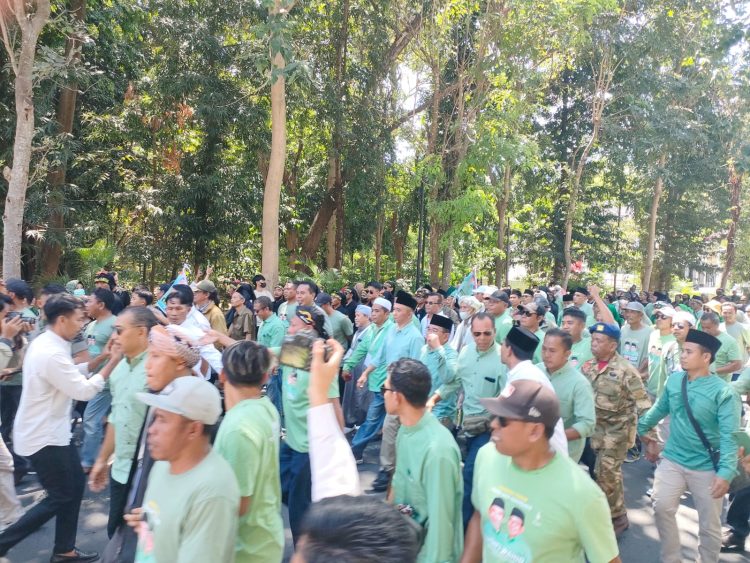 Breaking News, Ribuan Massa Pendukung Iringi Paslon Lutfhi-Wahid Mendaftar ke KPU Lotim