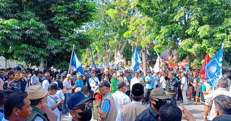 Breaking News, Paslon Iron-Edwin di banjiri Massa saat mendaftar Ke KPU