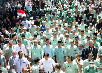 Massa Pendukung Paslon Lutfhi-Wahid Menyemut Padati Jalan Kota Selong