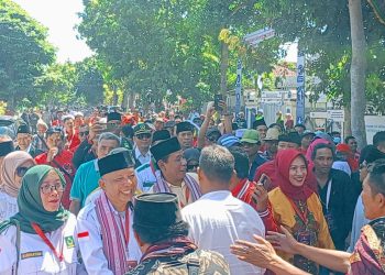 Paslon Tanwir-Daeng Diiringi Ratusan Massa Pendukung Daftar ke KPU Lotim
