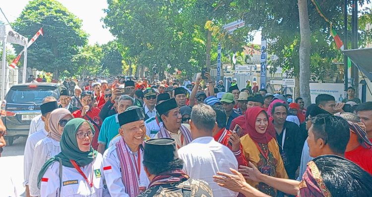Paslon Tanwir-Daeng Diiringi Ratusan Massa Pendukung Daftar ke KPU Lotim