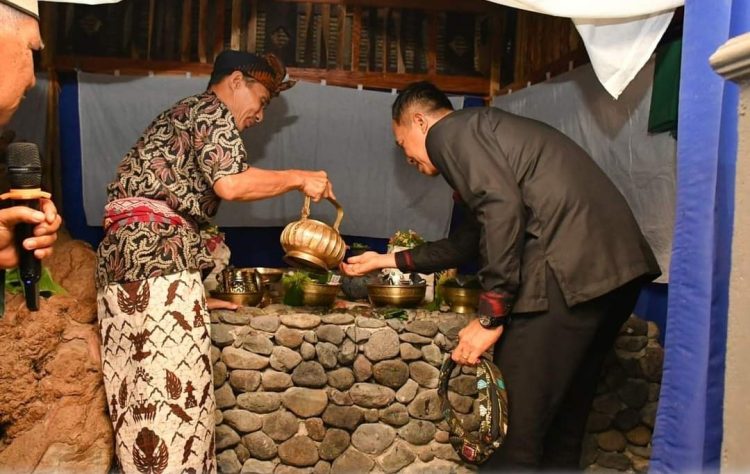 Pj Bupati Lotim Hadiri Ritual Makam Leluhur