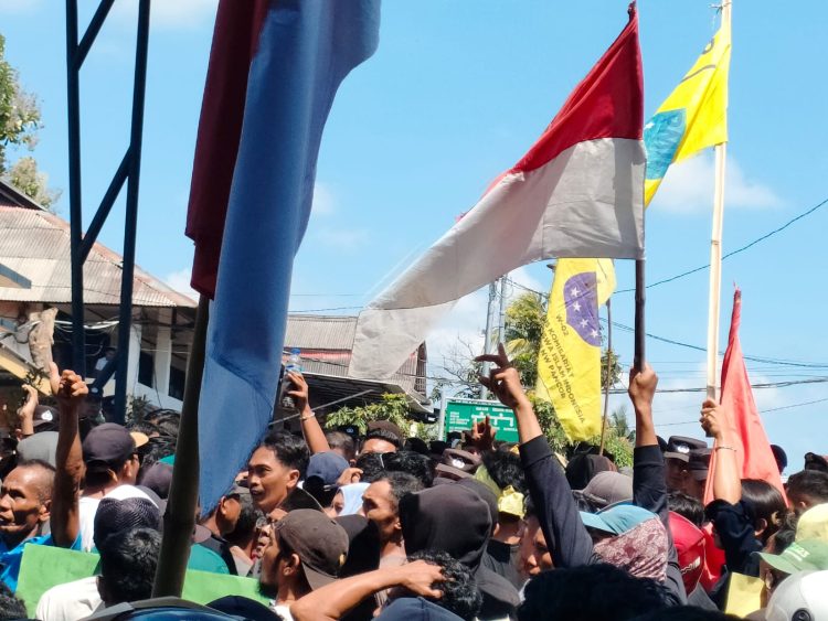 Tambang Bawa Petaka, Ratusan Warga Karleko Demo Kantor DPRD, Polres dan Bupati Lotim