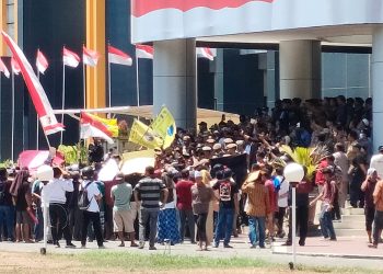 Pendemo Sebut oknum Anggota DPRD Lotim Miliki Tambang Galian C