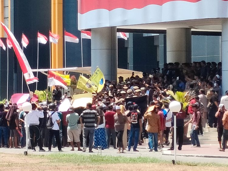 Pendemo Sebut oknum Anggota DPRD Lotim Miliki Tambang Galian C