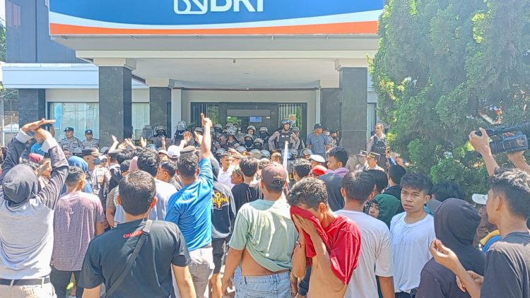 BRI Cabang Selong Didemo, Pincab Menjawab Kita Sudah Sesuai Prosedur