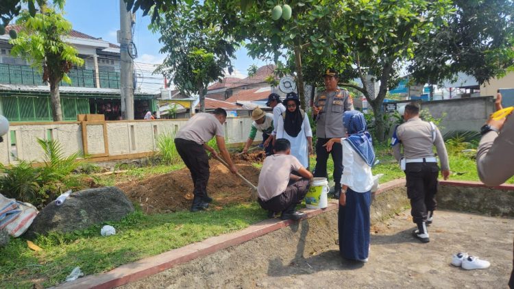 Polsek Terara Gandeng UPT Pertanian Buat Pupuk Organik